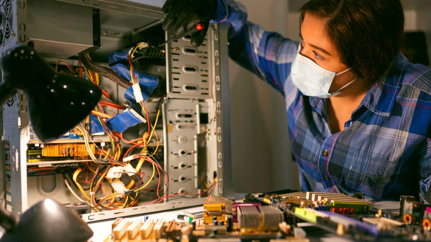Perangkat Komputer seperti Hard Disk Drive, Motherboard, dan Kartu Video Disebut
